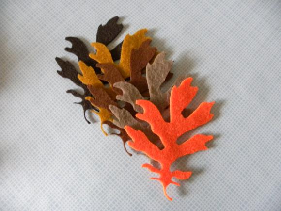 L109 -- 5 Oak leaves on felt 3.5 inch
